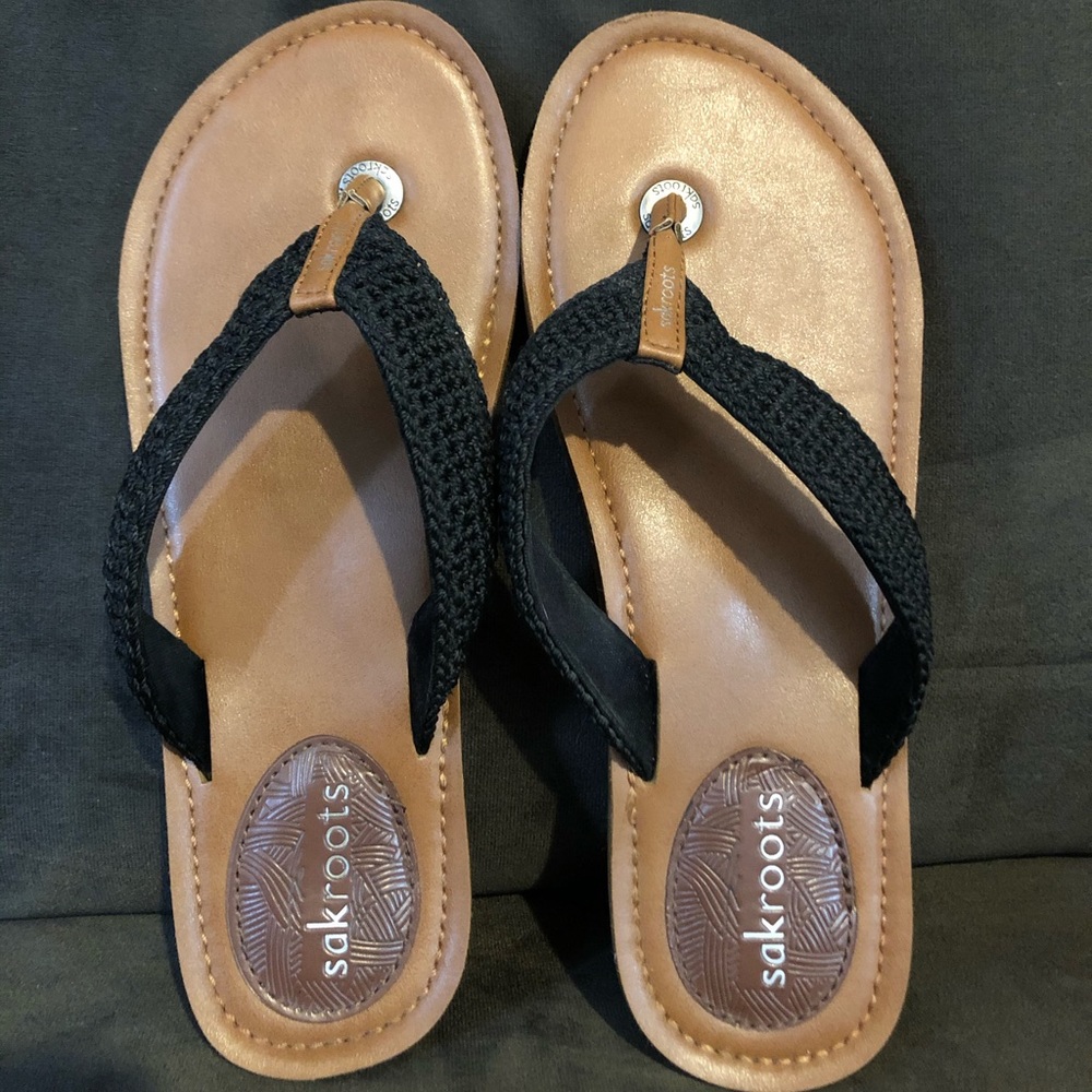 Like new Sakroots Flip flops